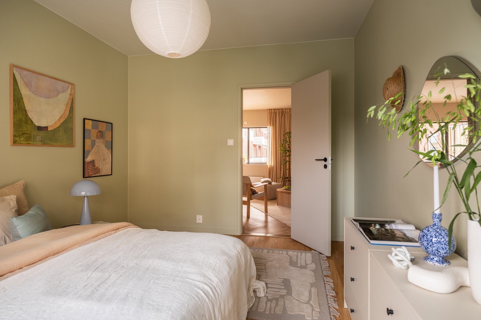 Lysinnslippet sammen med den gode takhøyden på ca. 2,6 meter bidrar til en god og luftig romfølelse. Galleribilde