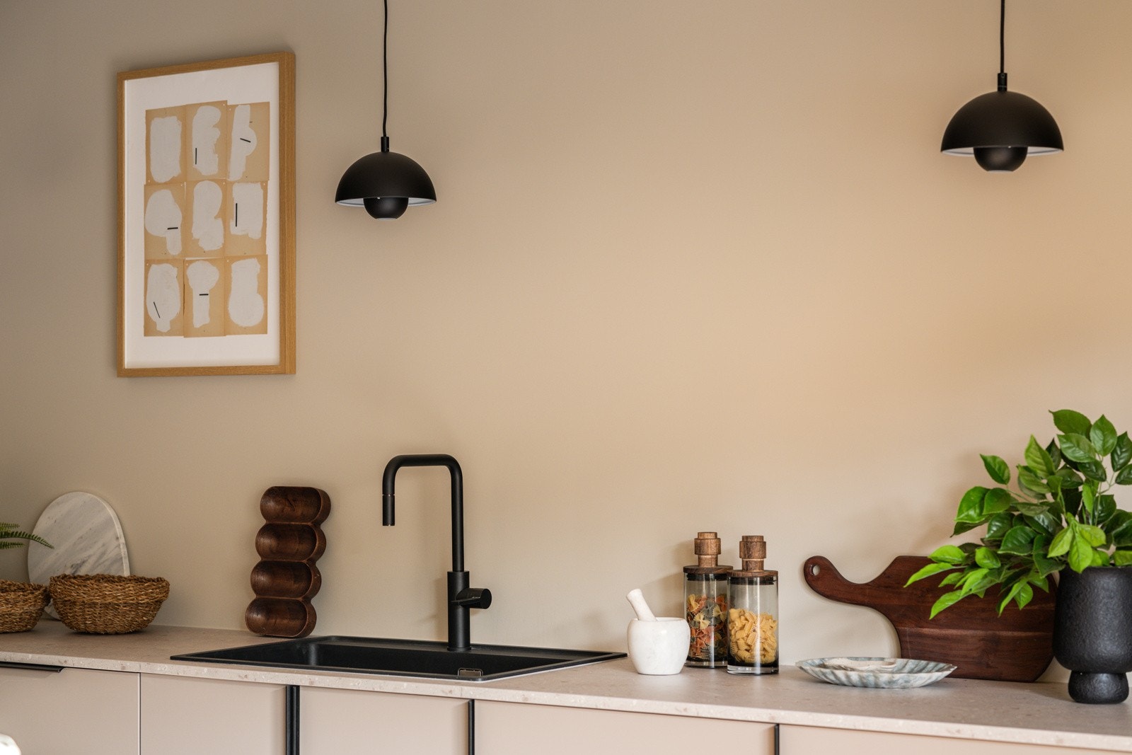 Det er montert lekkasjestoppere i kjøkkenbenken, og komfyrvakt. Galleribilde