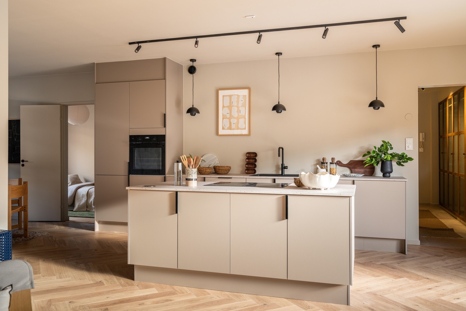 Kjøkkenet har en stor kjøkkenøy som sørger for god skap- og benkeplass. Galleribilde