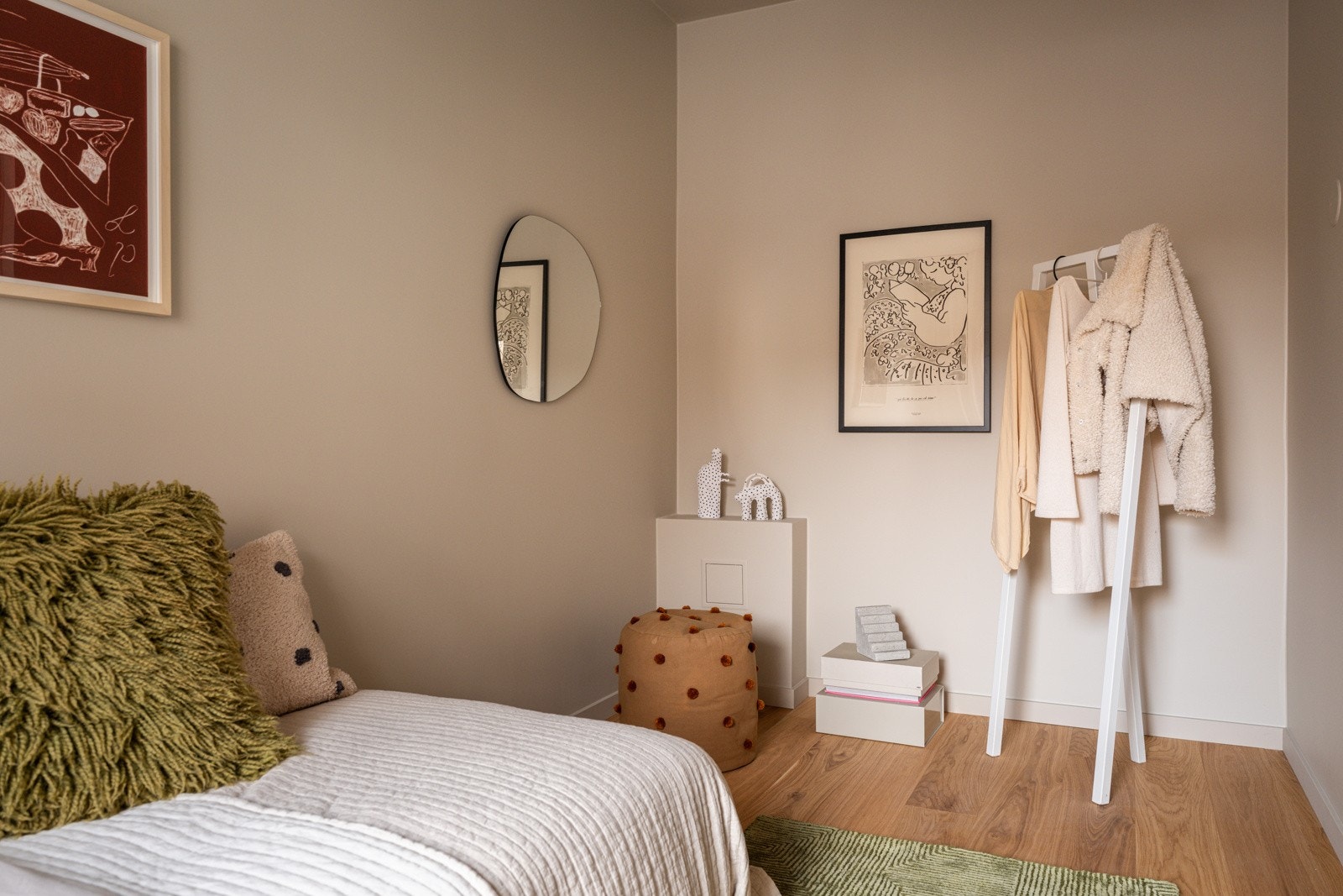 På soverommet er det plass til seng, kontorpult og garderobeløsninger - alt etter eget ønske og behov. Galleribilde