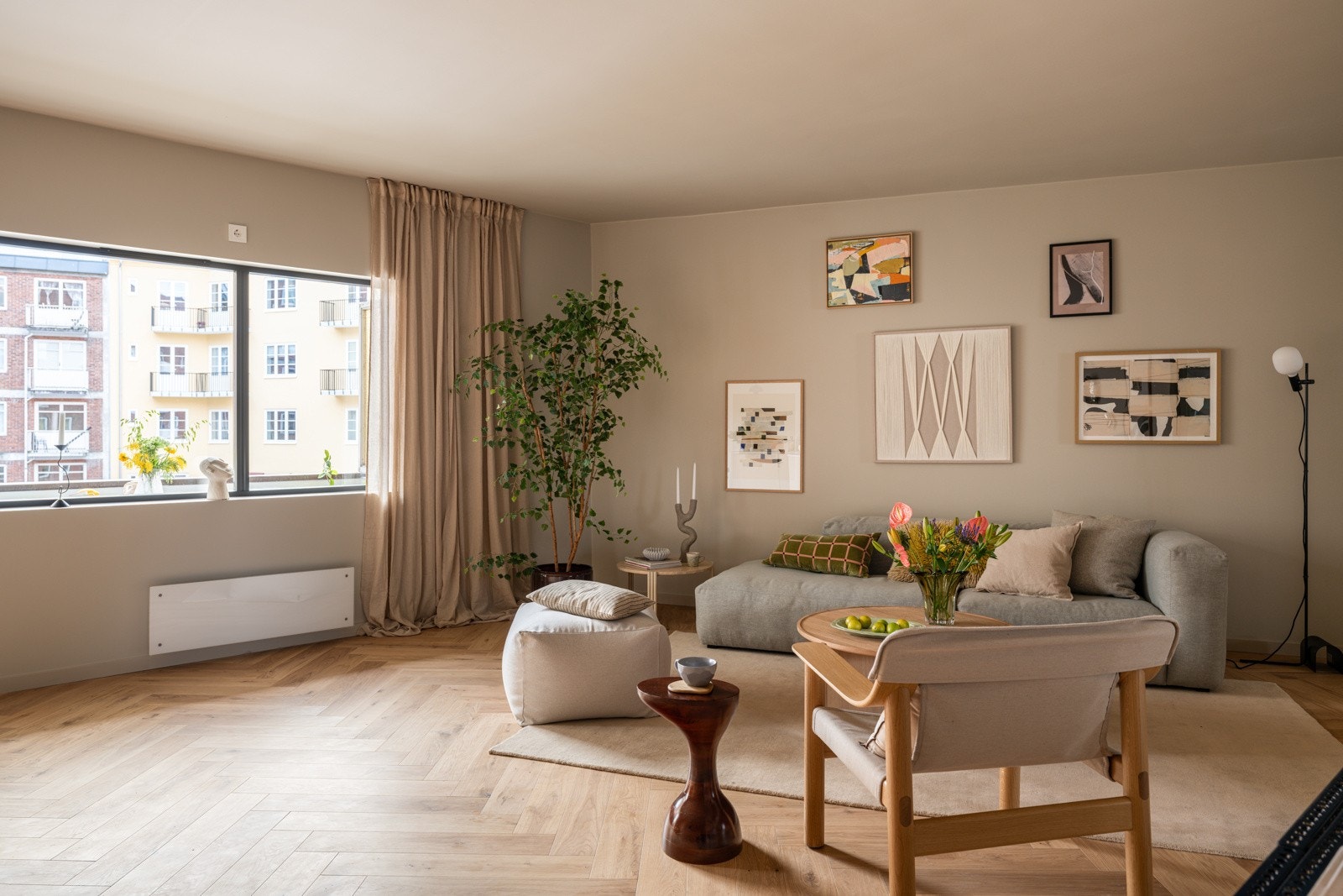 Stuen er det naturlige oppholdsrommet i leiligheten, og er et stort, lyst og fint rom. Galleribilde