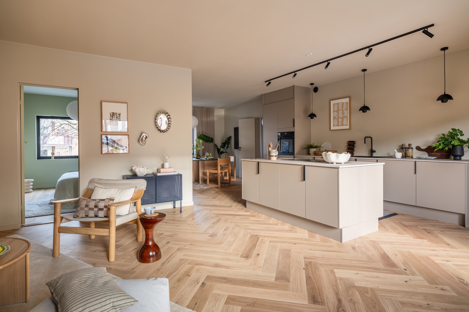 Kjøkkenet ligger i en fin og sosial åpen løsning med stuen. Galleribilde