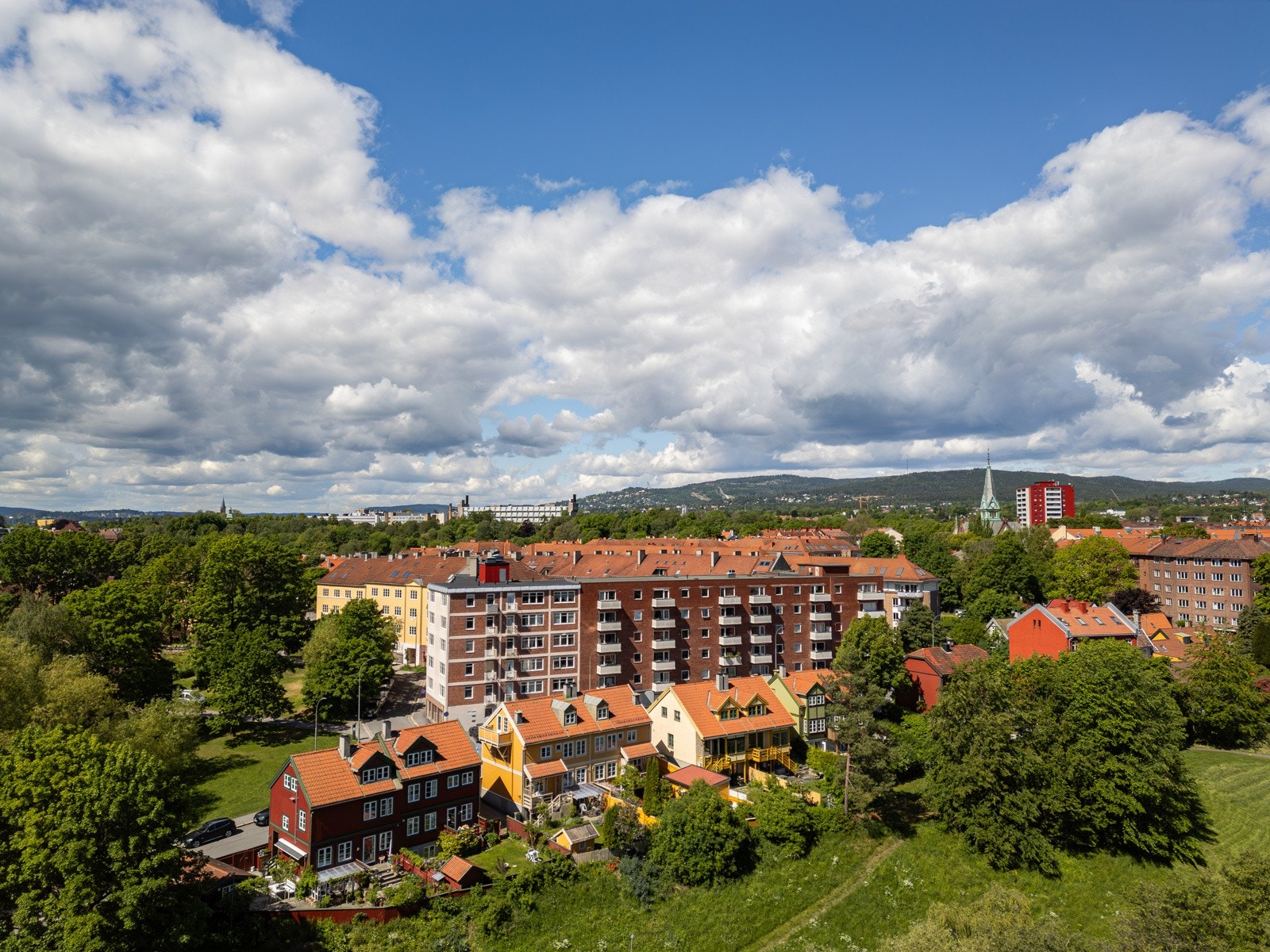 Leiligheten ligger sentralt til i et svært attraktivt boligområde sentralt på Sagene, ved den gamle trehusbebyggelsen og med Akerselva med turveier rett utenfor døren. Galleribilde