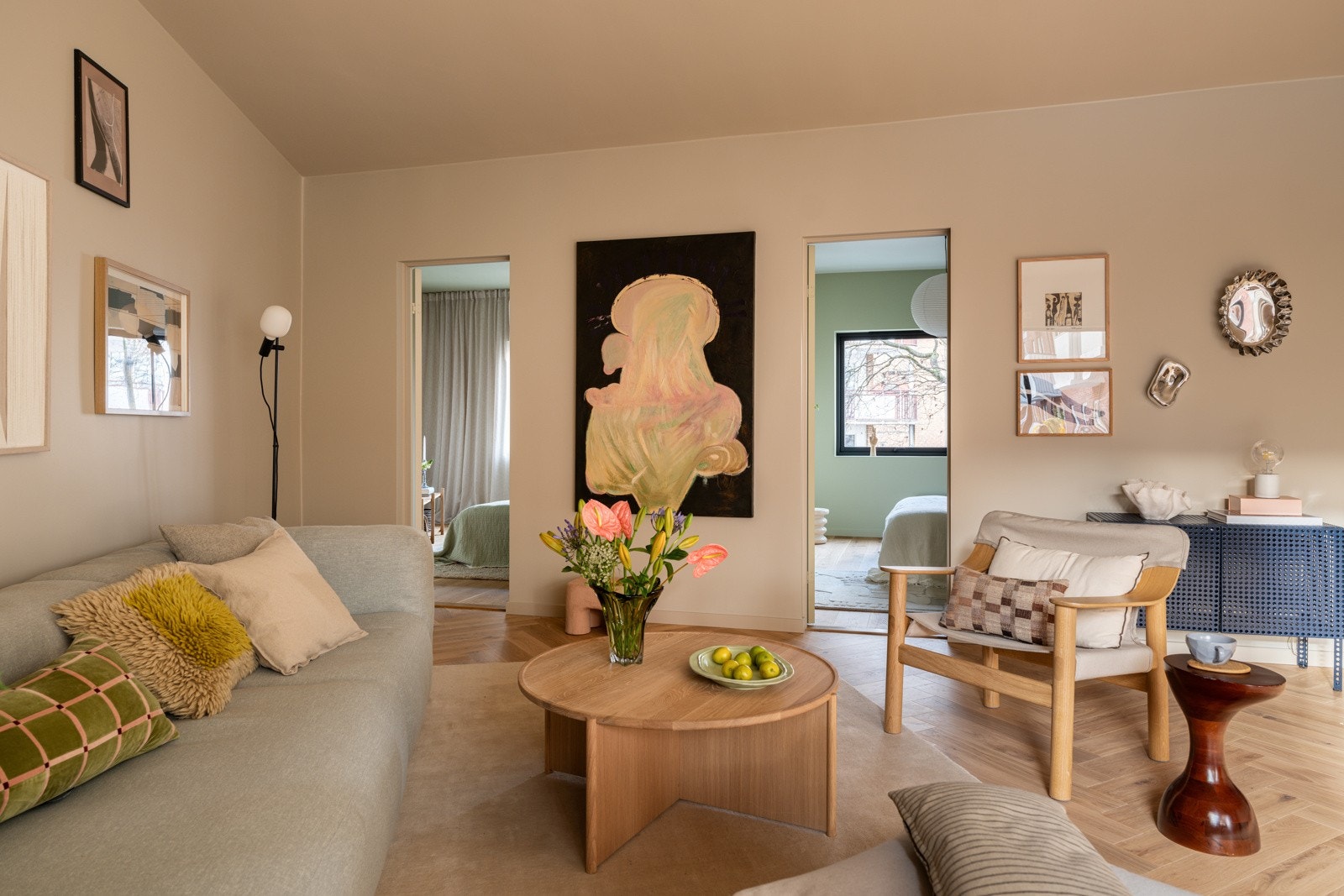 Fra stuen er det adkomst til 2 av soverommene. Det tredje soverommet har adkomst fra spisestuen. Galleribilde