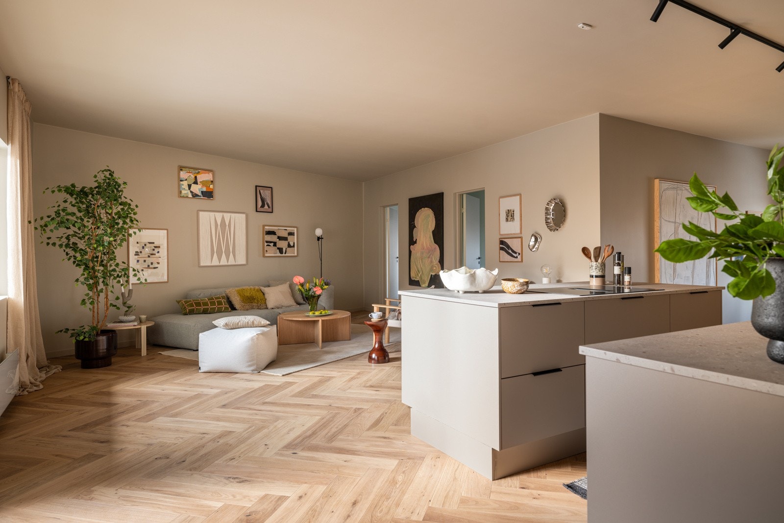 Hele leiligheten holder en gjennomgående høy standard fra 2026 - her kan du flytte rett inn i en strøken og nyoppusset leilighet! Galleribilde