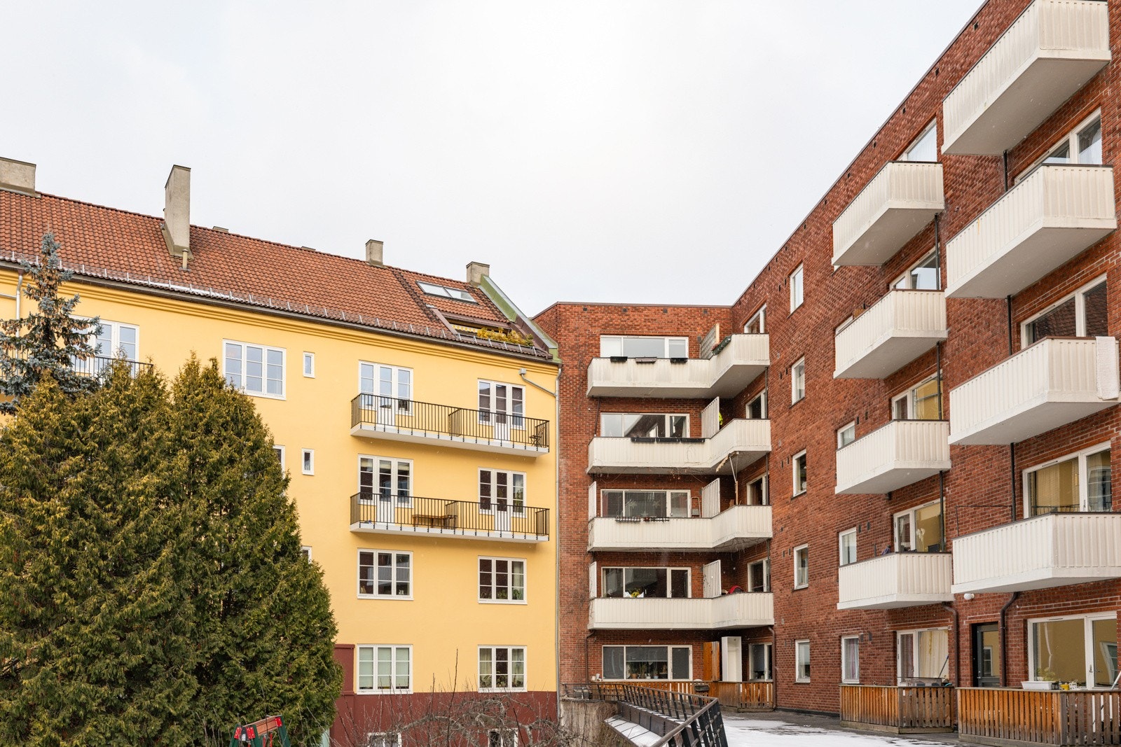 Du tar deg opp til leiligheten i byggets 2. etasje via felles trapperom med heis. Galleribilde