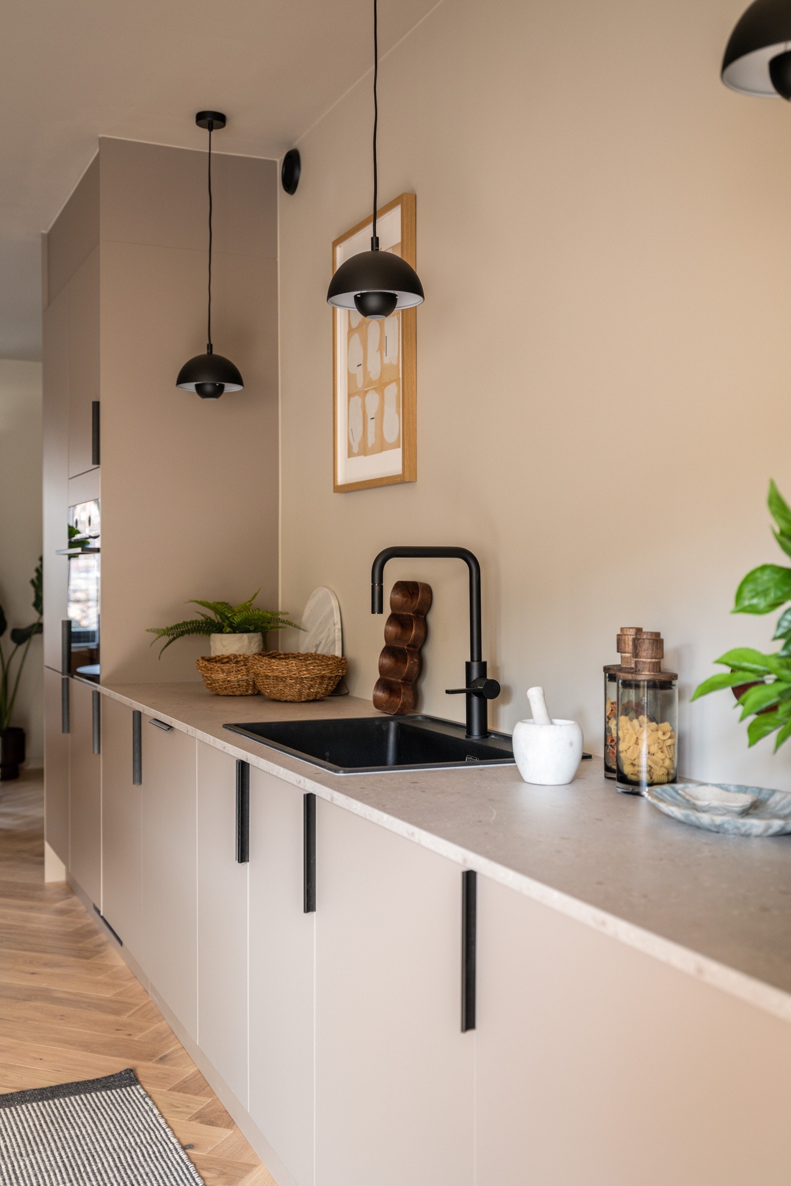 Kjøkkenet er også utstyrt med integrerte hvitevarer som stekeovn i høyskap, oppvaskmaskin og kjøleskap med frysedel. Galleribilde