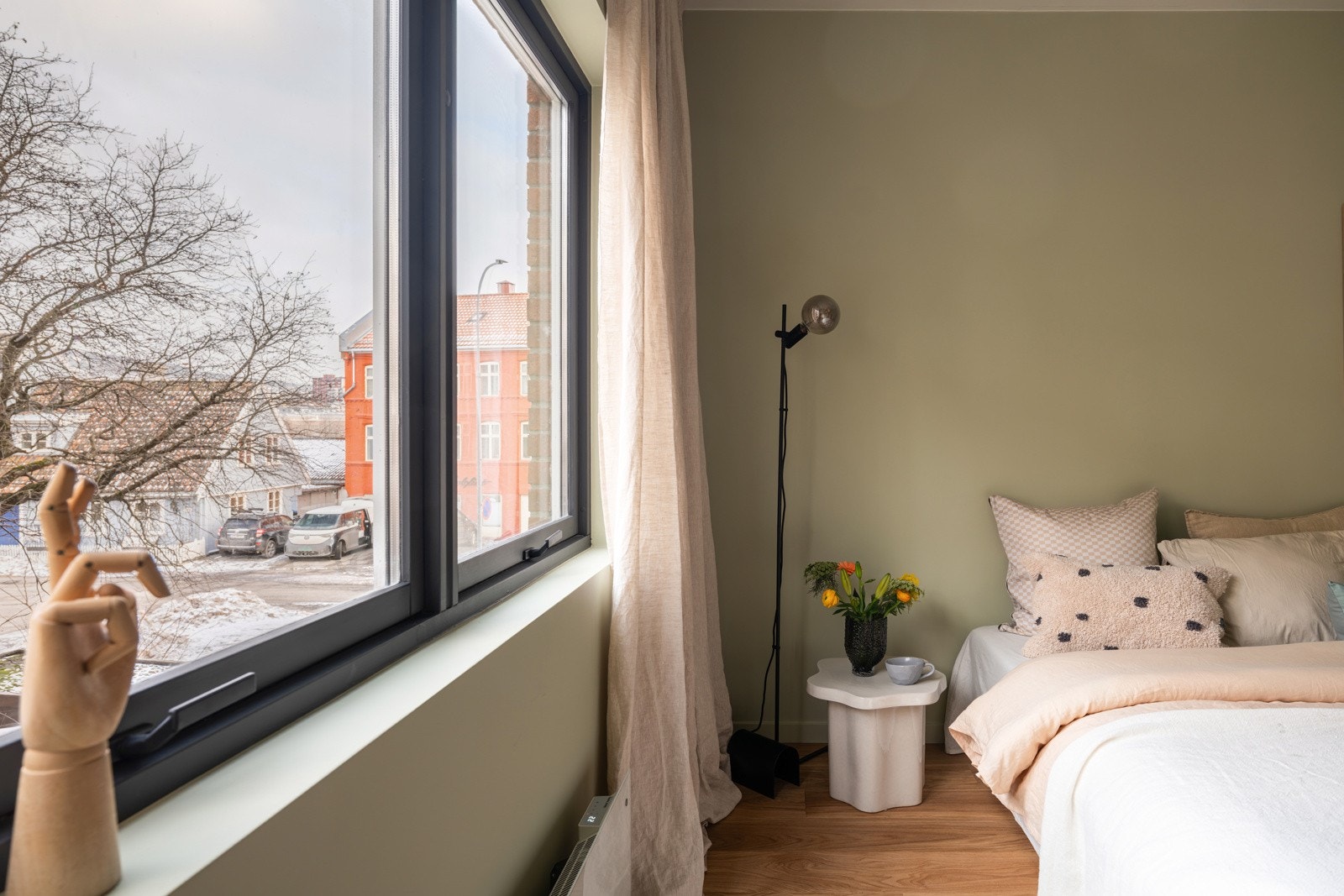 Hyggelig utsyn mot den idylliske trehusbebyggelsen langs Akerselva. Galleribilde