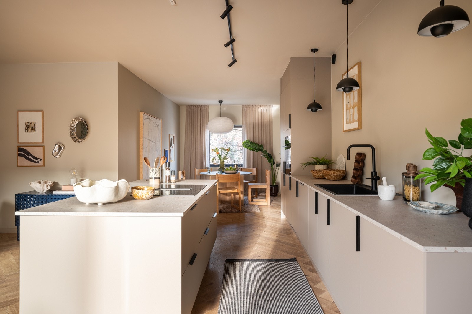 Kjøkkenet er fullt utstyrt med integrerte hvitevarer som medfølger i handelen. Galleribilde