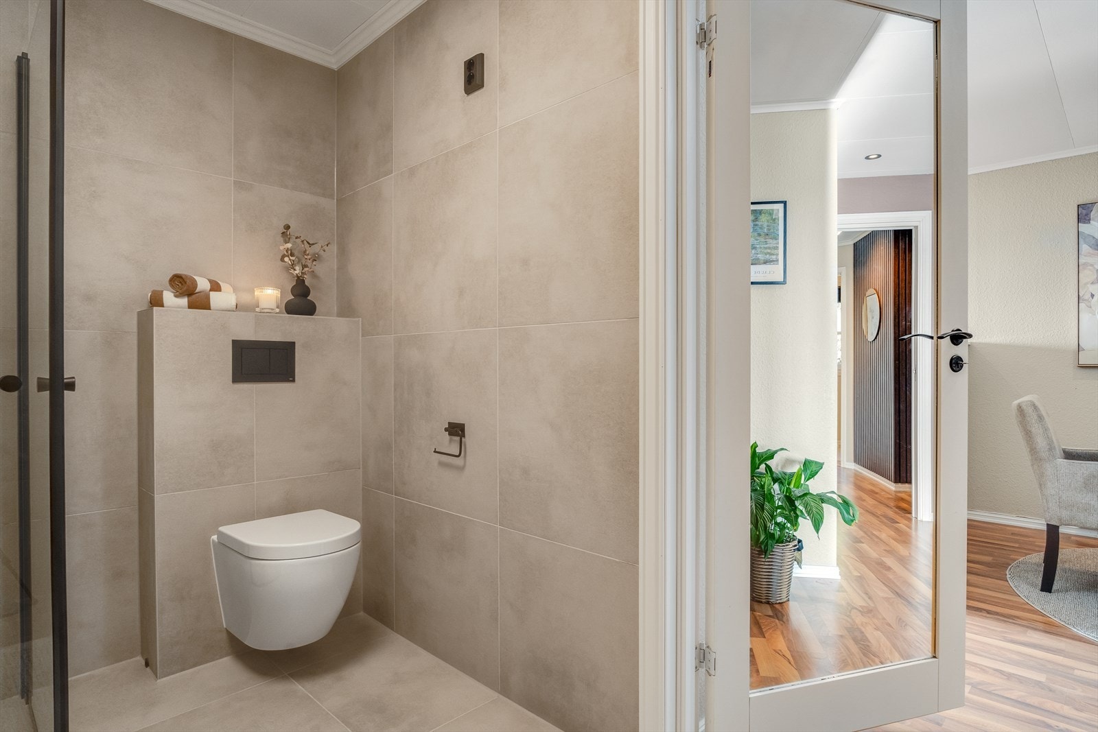 Helspeil i døren gjør at rommet oppleves større. Galleribilde