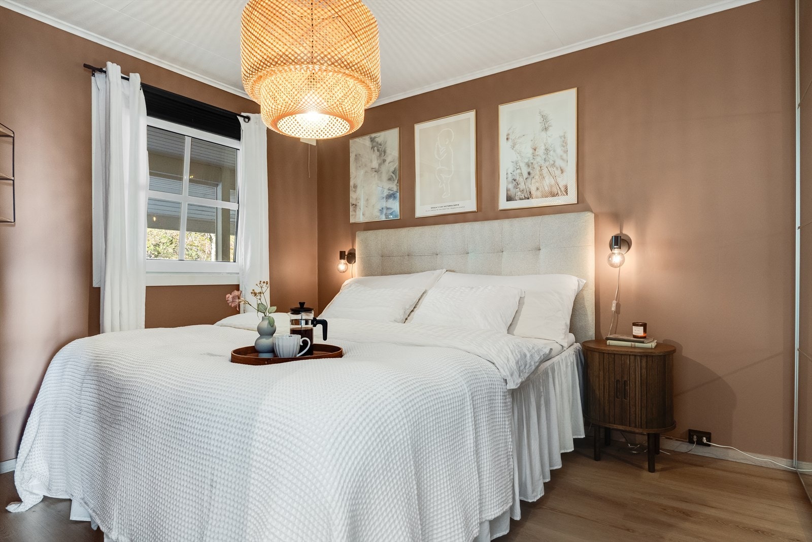 Romslig soverom innredet i delikate farger. Galleribilde