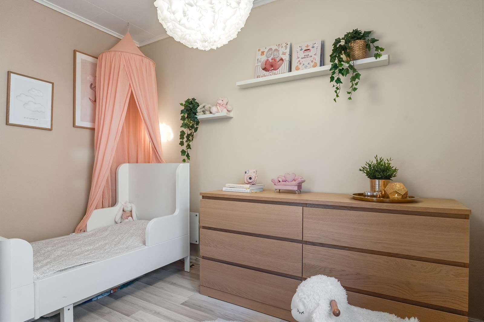 Soverom 2 også i lyse, delikate farger. Galleribilde