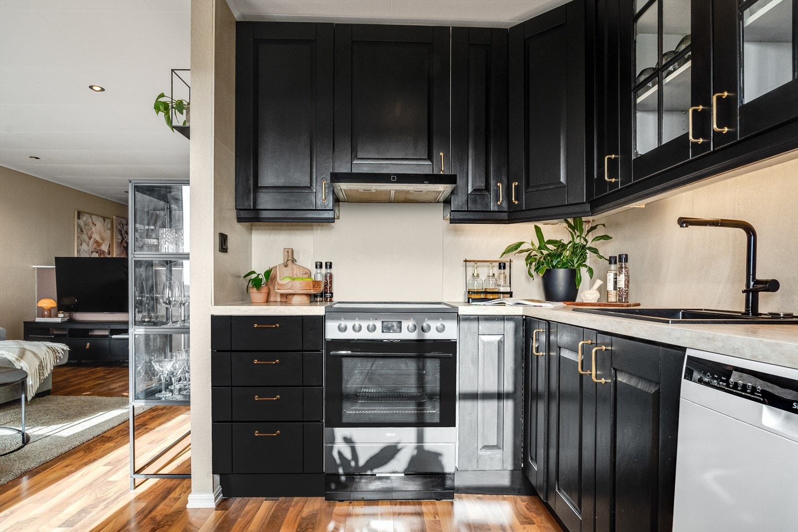 Tidløst kjøkken i sort utførelse med elegante detaljer i gull og sort. Galleribilde