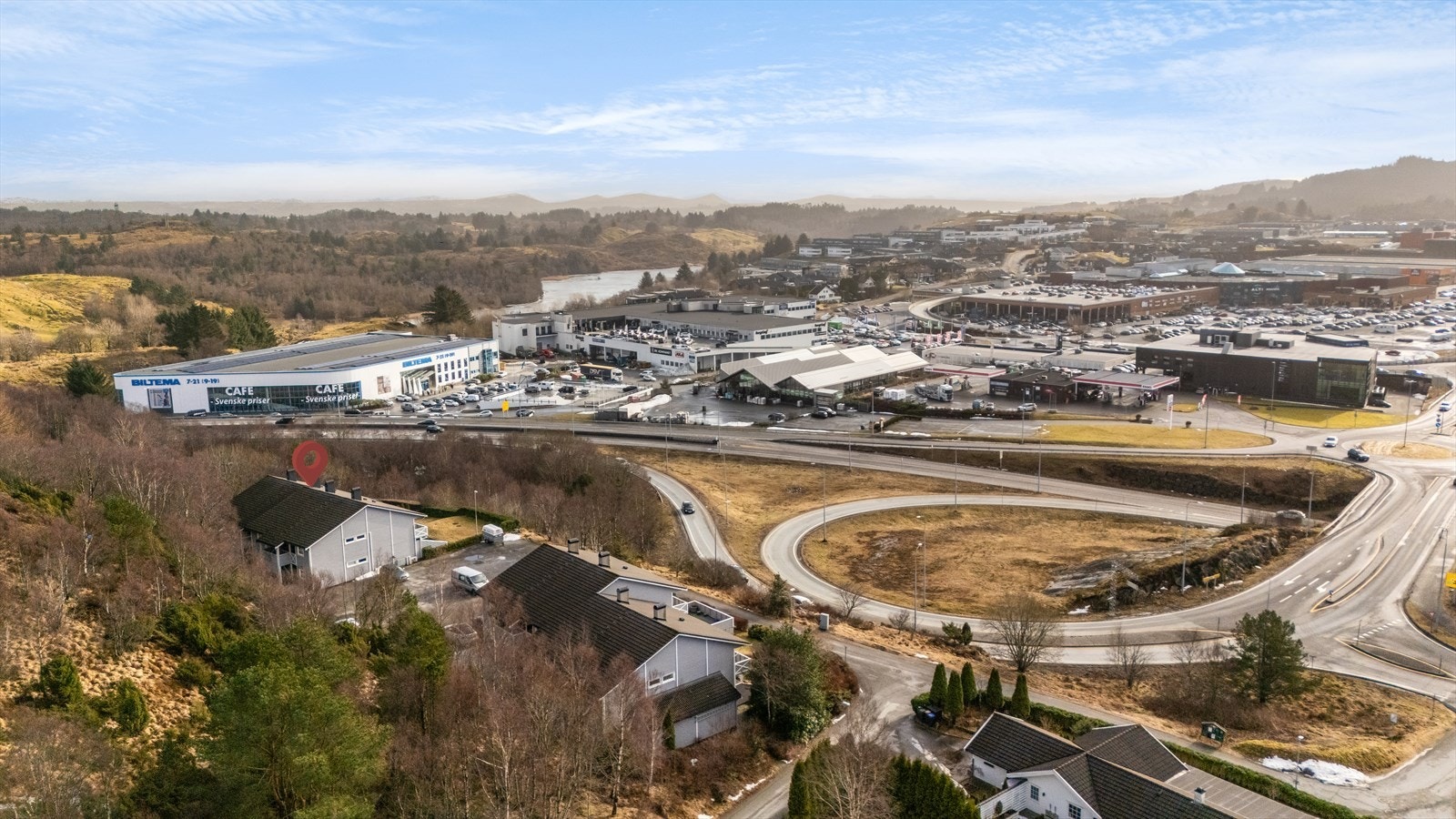 Her bor du omringet av natur samtidig som du bor svært sentralt med kort vei til det meste av fasiliteter. Galleribilde