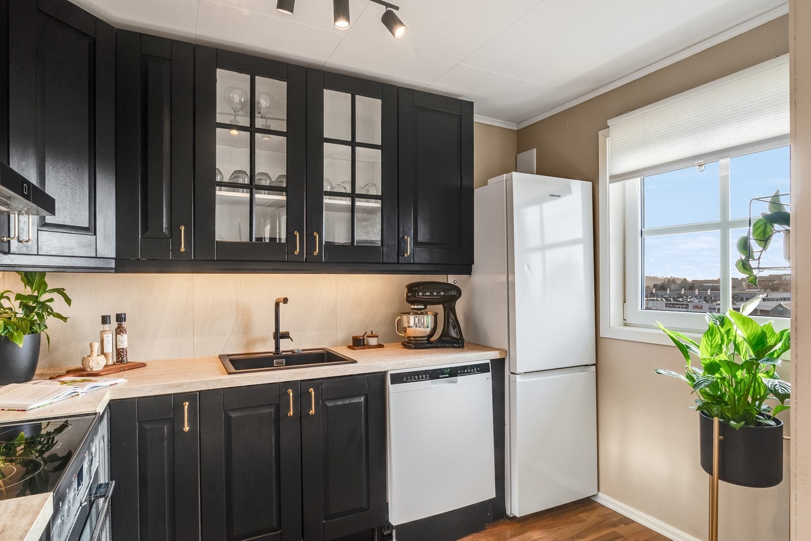 Vinduet tilfører kjøkkenet rikelig med lys og en trivelig atmosfære. Galleribilde