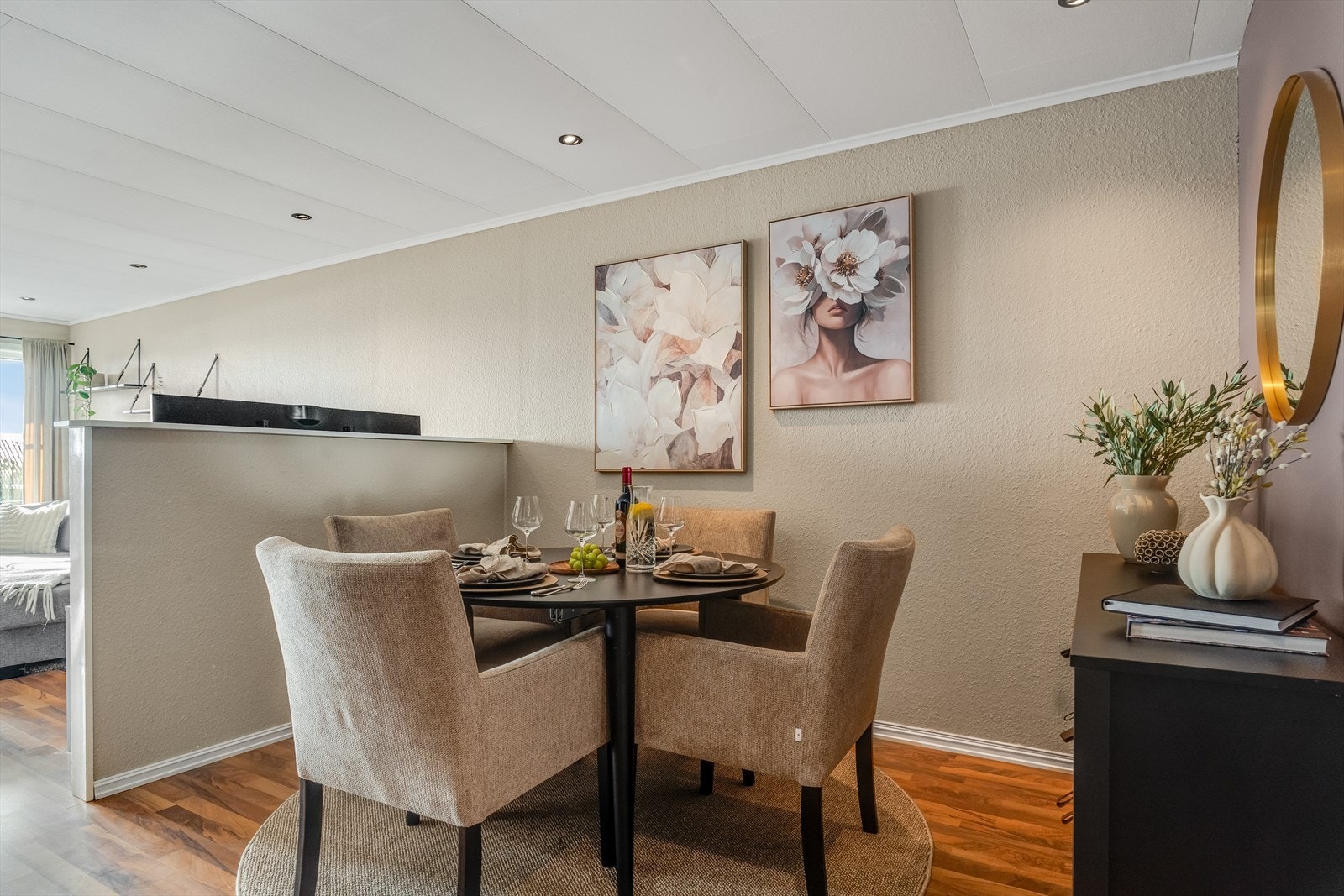 Egen, skjermet spisestue med god plass til hyggelige sammenkomster. Galleribilde