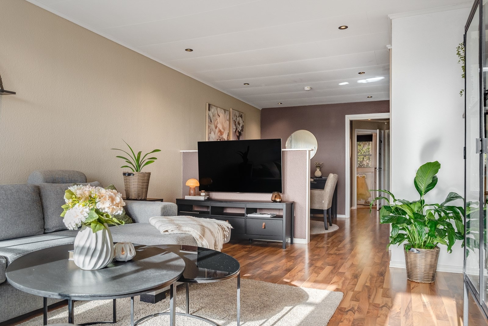 Stuen er av god størrelse og er inndelt i ulike soner. Galleribilde