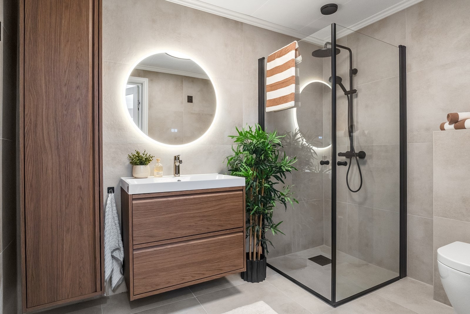 Lekkert, nyoppusset bad med fliser på vegger og gulv. Galleribilde