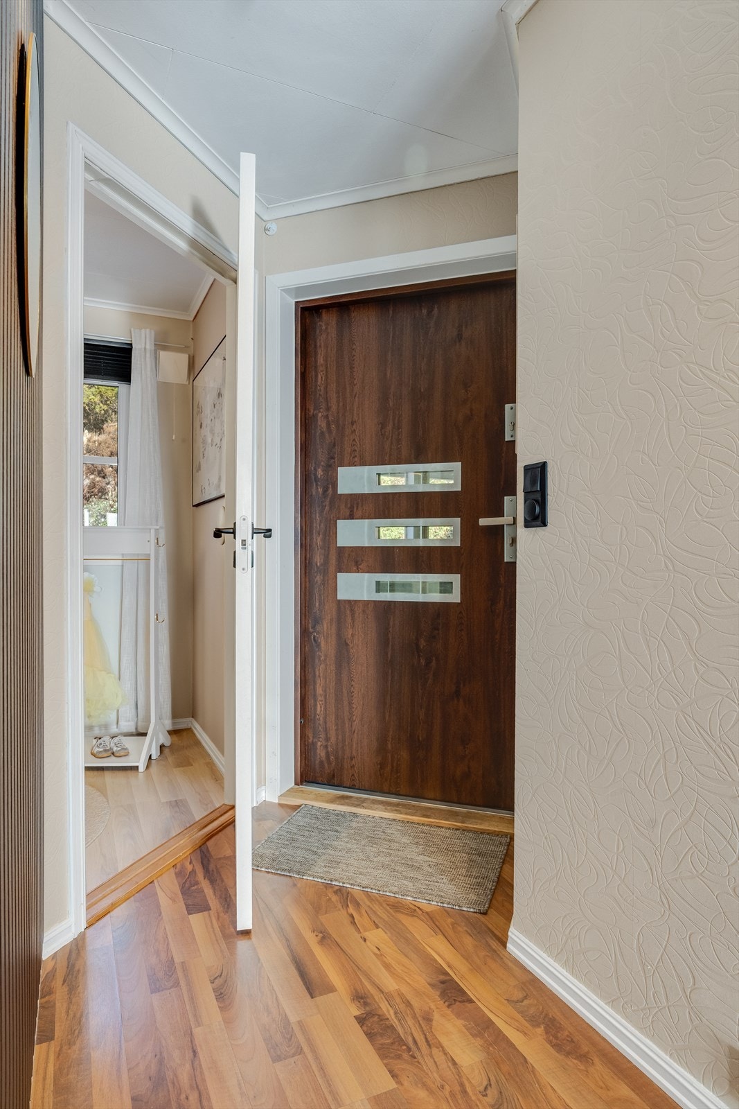 Lys og luftig gang med entrè. Galleribilde