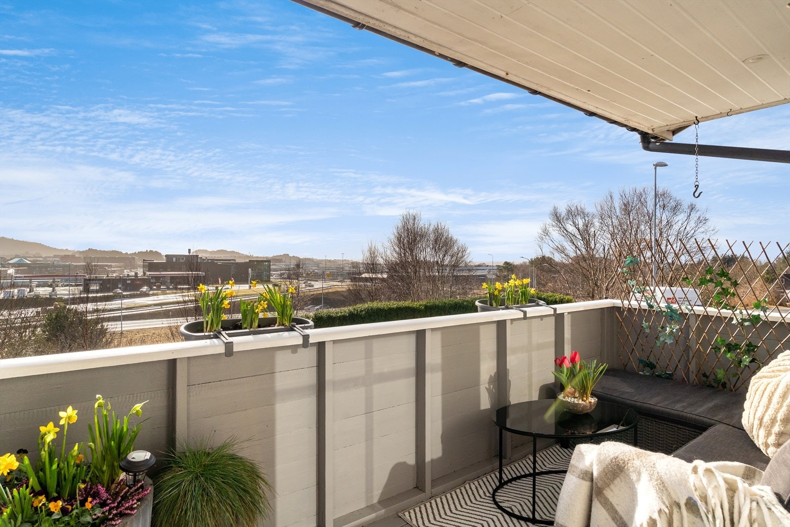 Balkongen ligger i god høyde med utsikt over omgivelsene, noe som skaper en luftig følelse. Galleribilde