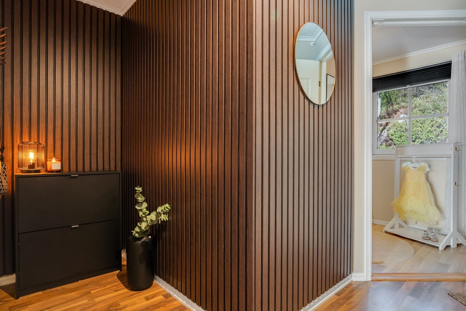 Her kan du enkelt organisere yttertøy og sko, samtidig som spileveggene gir rommet et elegant og varmt uttrykk. Galleribilde