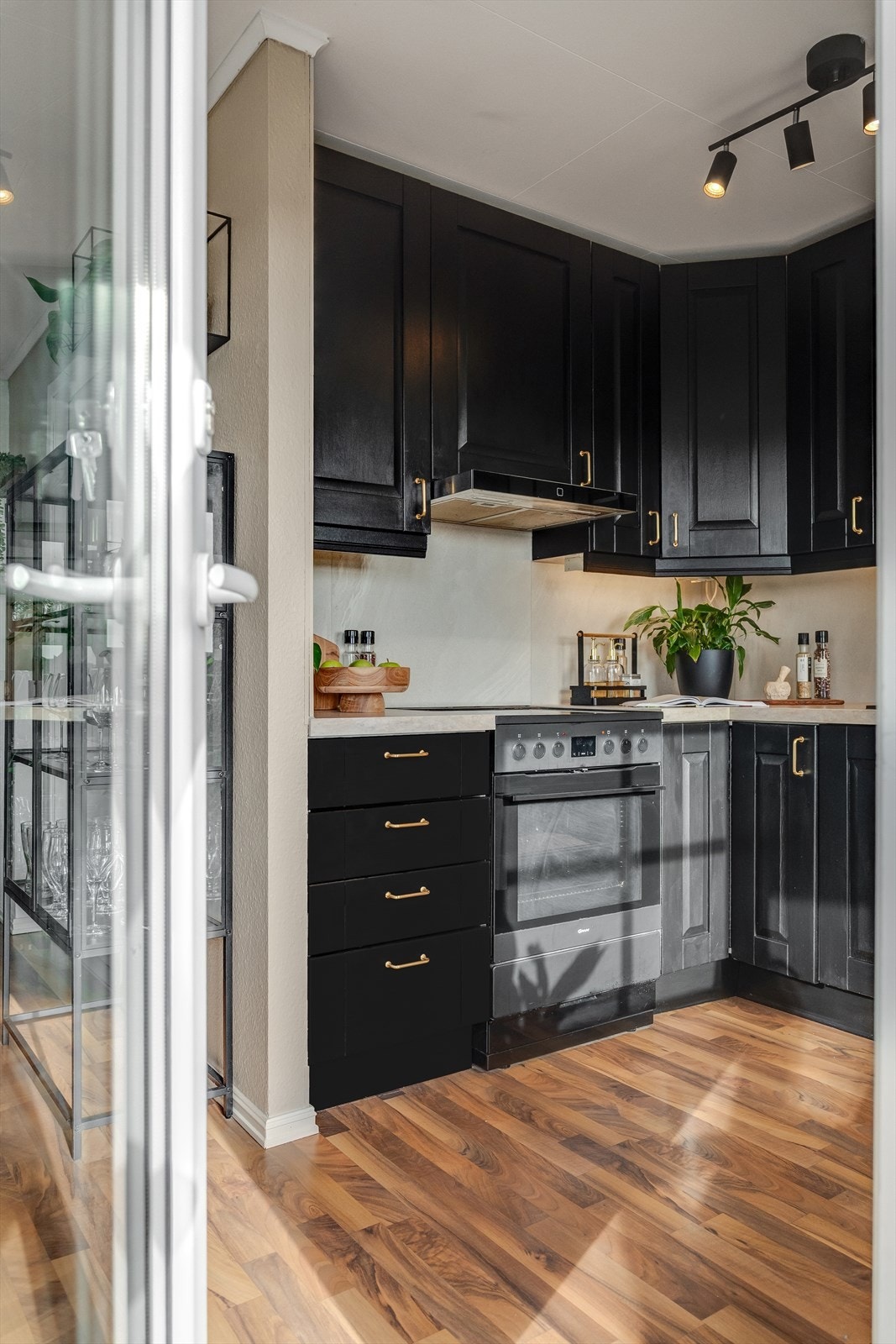 Fra stue/kjøkken er det direkte utgang til en flott balkong. Galleribilde