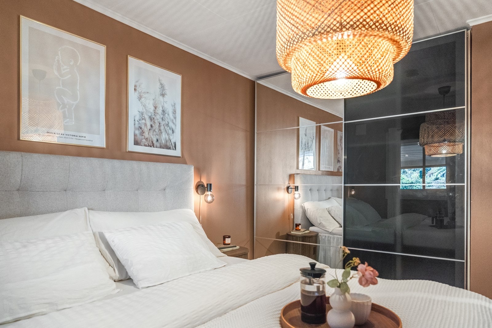 Soverommet har stor skyvedørsgarderobe med god plass til klesoppbevaring. Galleribilde