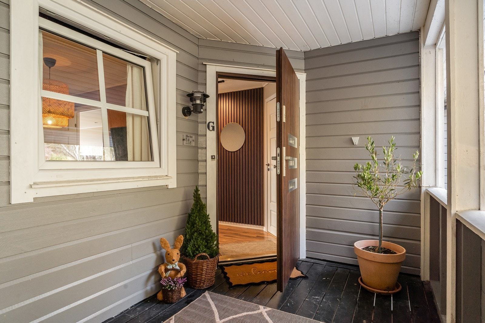 Lunt og koselig inngangsparti med overbygg som skaper et hyggelig førsteinntrykk. Galleribilde