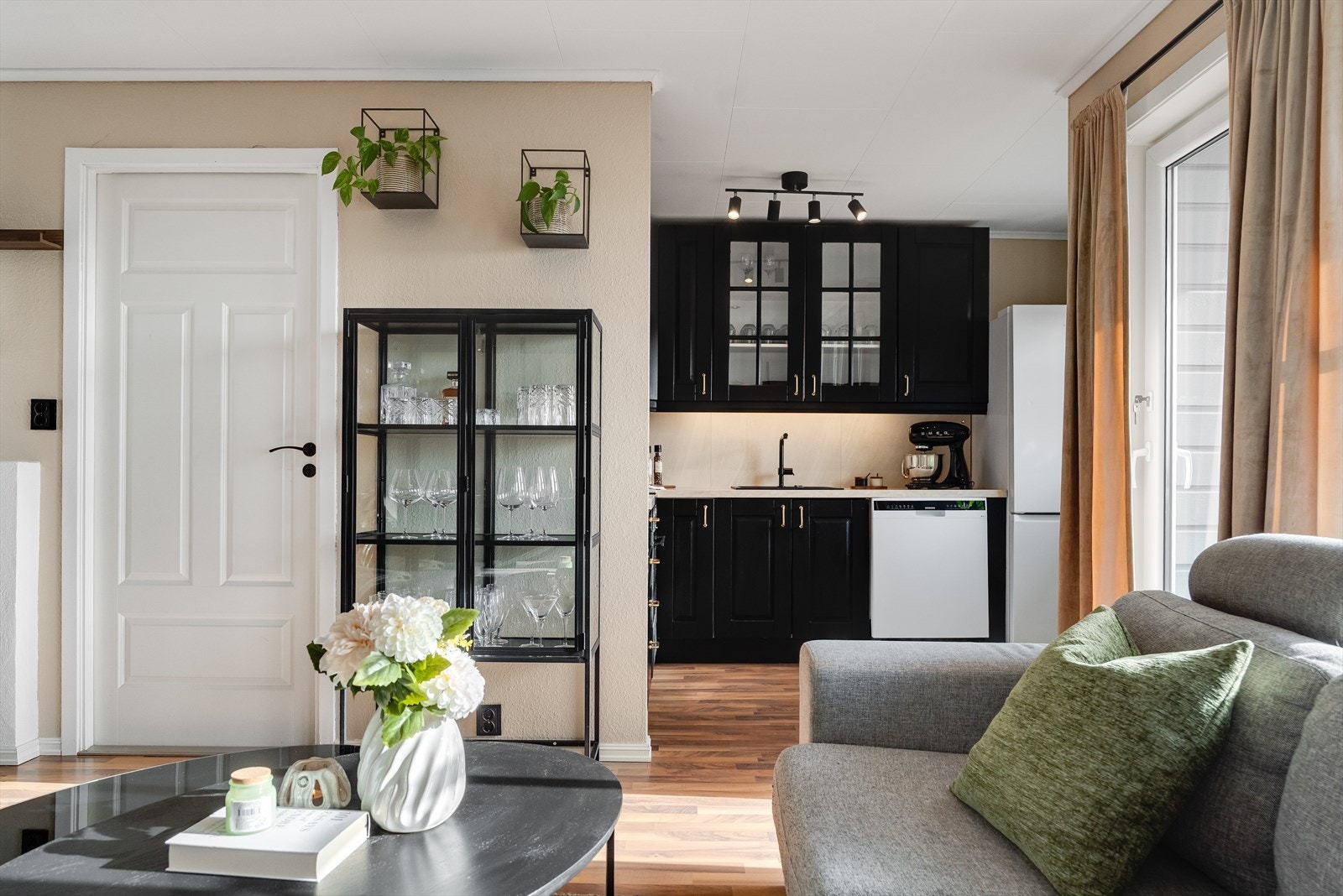 Stue og kjøkken glir sømløst over i hverandre og skaper en åpen og sosial atmosfære. Galleribilde