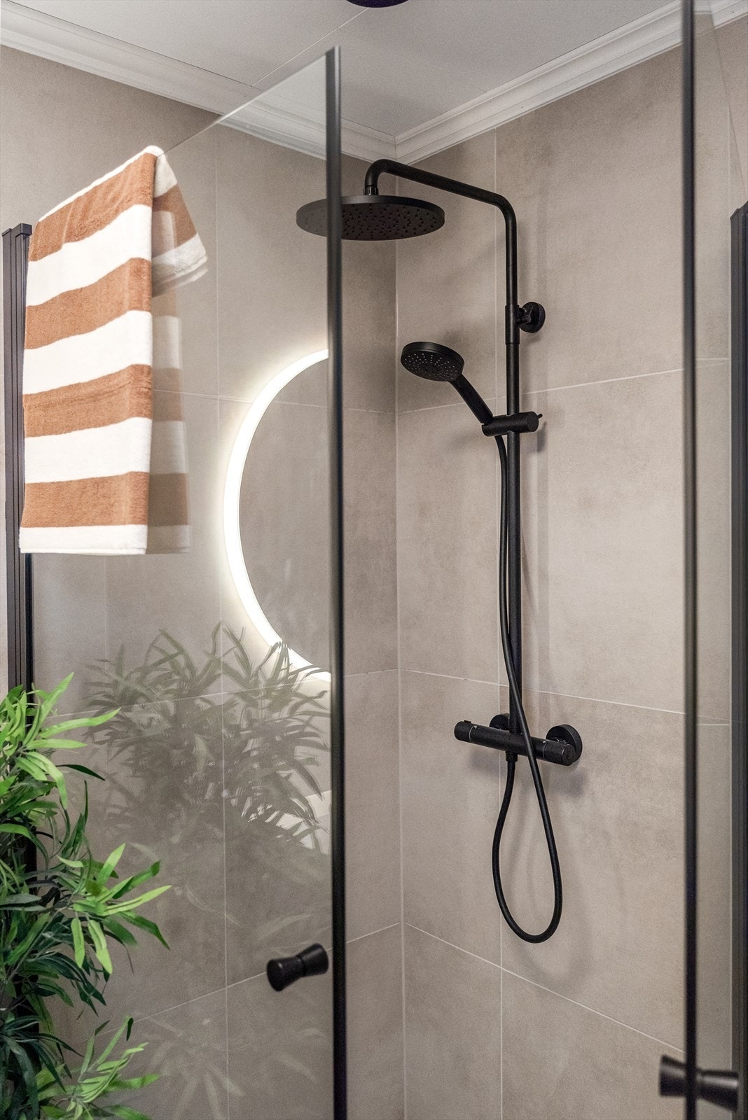 Dusjhjørne med stilrene, sorte detaljer. Galleribilde