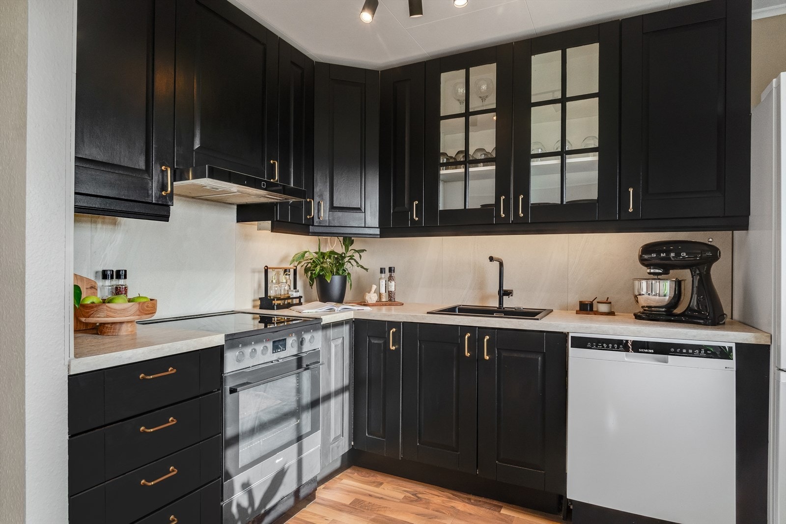 Kjøkkenet er godt utnyttet med rikelig skapplass og gode oppbevaringsløsninger. Galleribilde