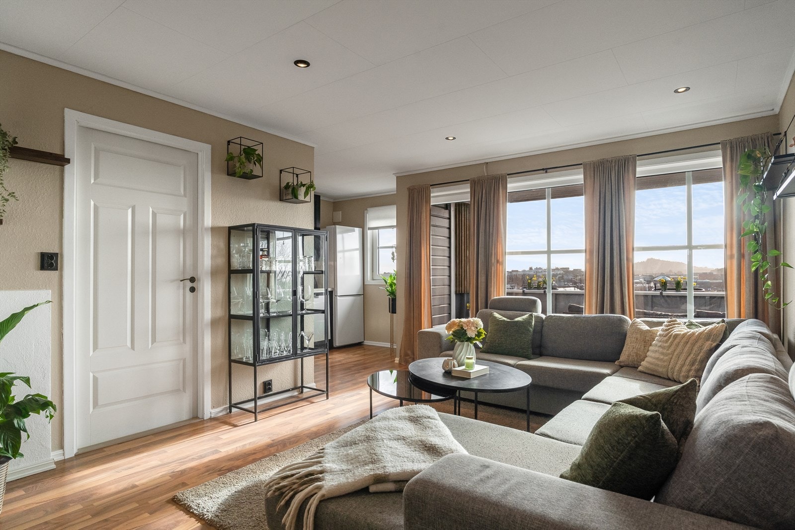 Leiligheten har en lys og luftig stue med store vindusflater som slipper inn godt med naturlig lys. Galleribilde