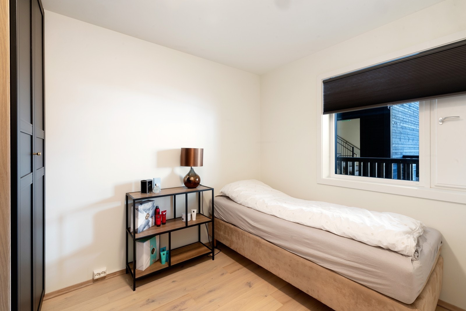 Soverom 2 har plass for seng, nattbord og kommode. Galleribilde