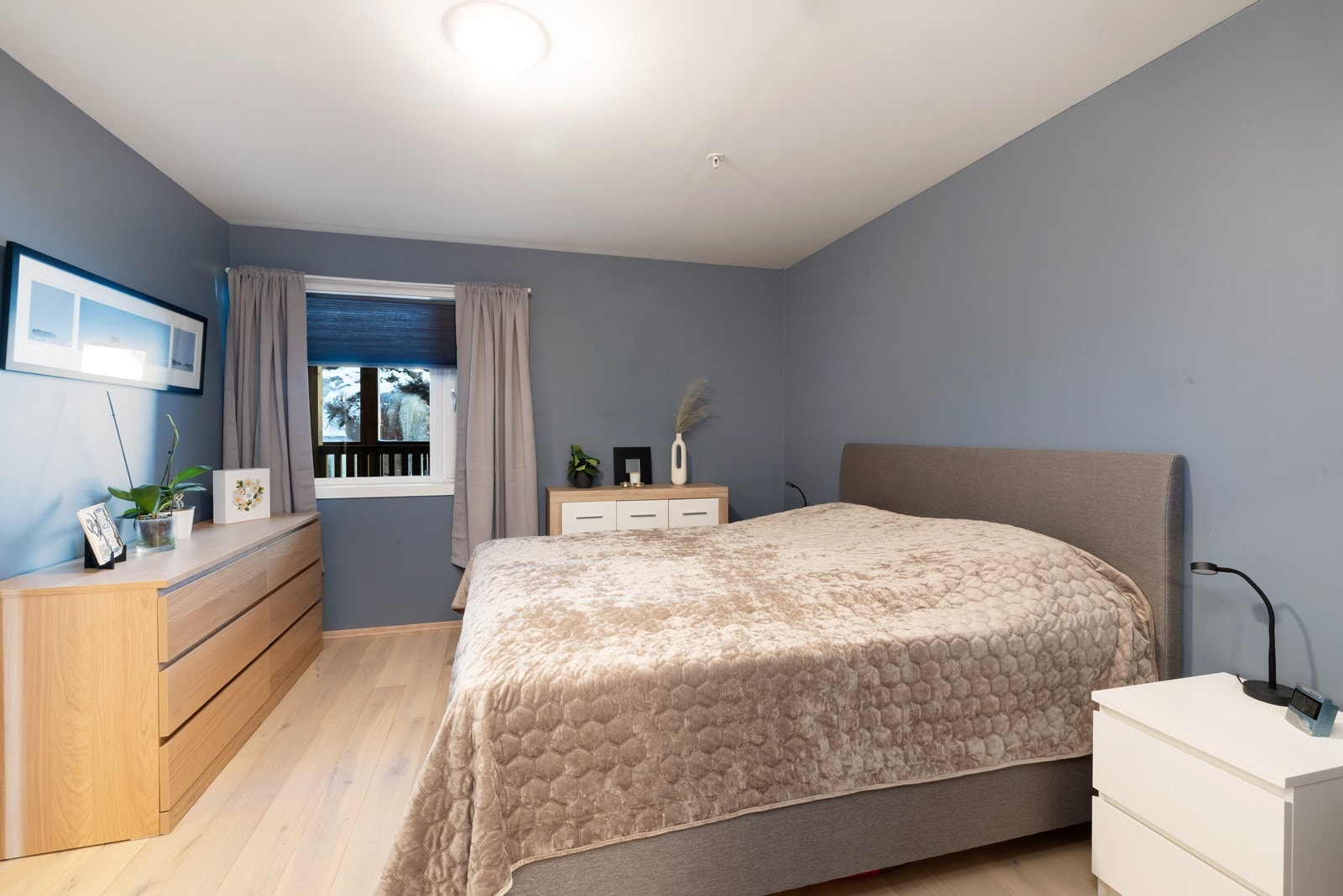 Plass for både kommode og oppheng sørger for at du får skjult mye oppbevaring i et eget rom. Galleribilde