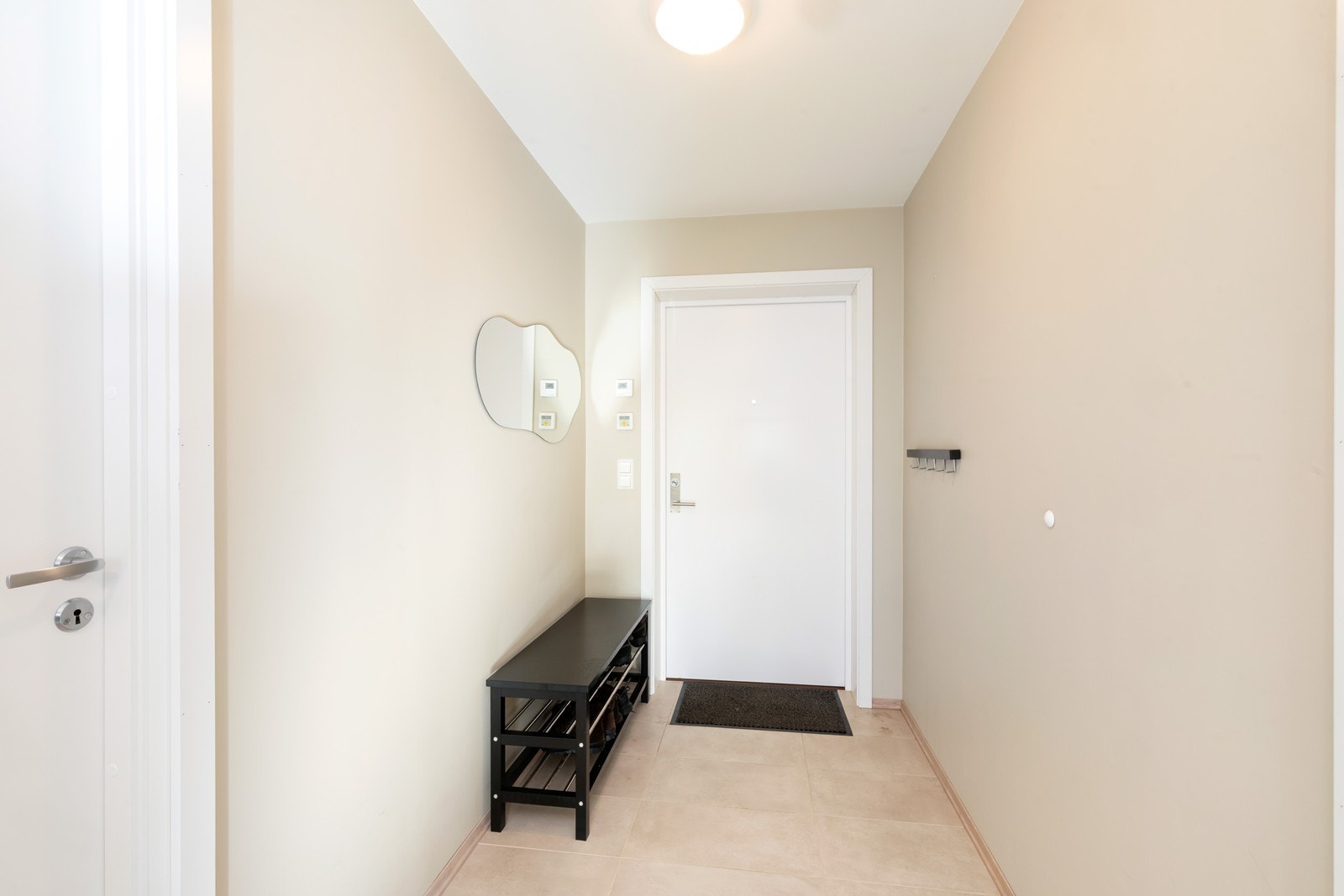 Leiligheten har en lys og pen en entré med moderne fargevalg. Galleribilde