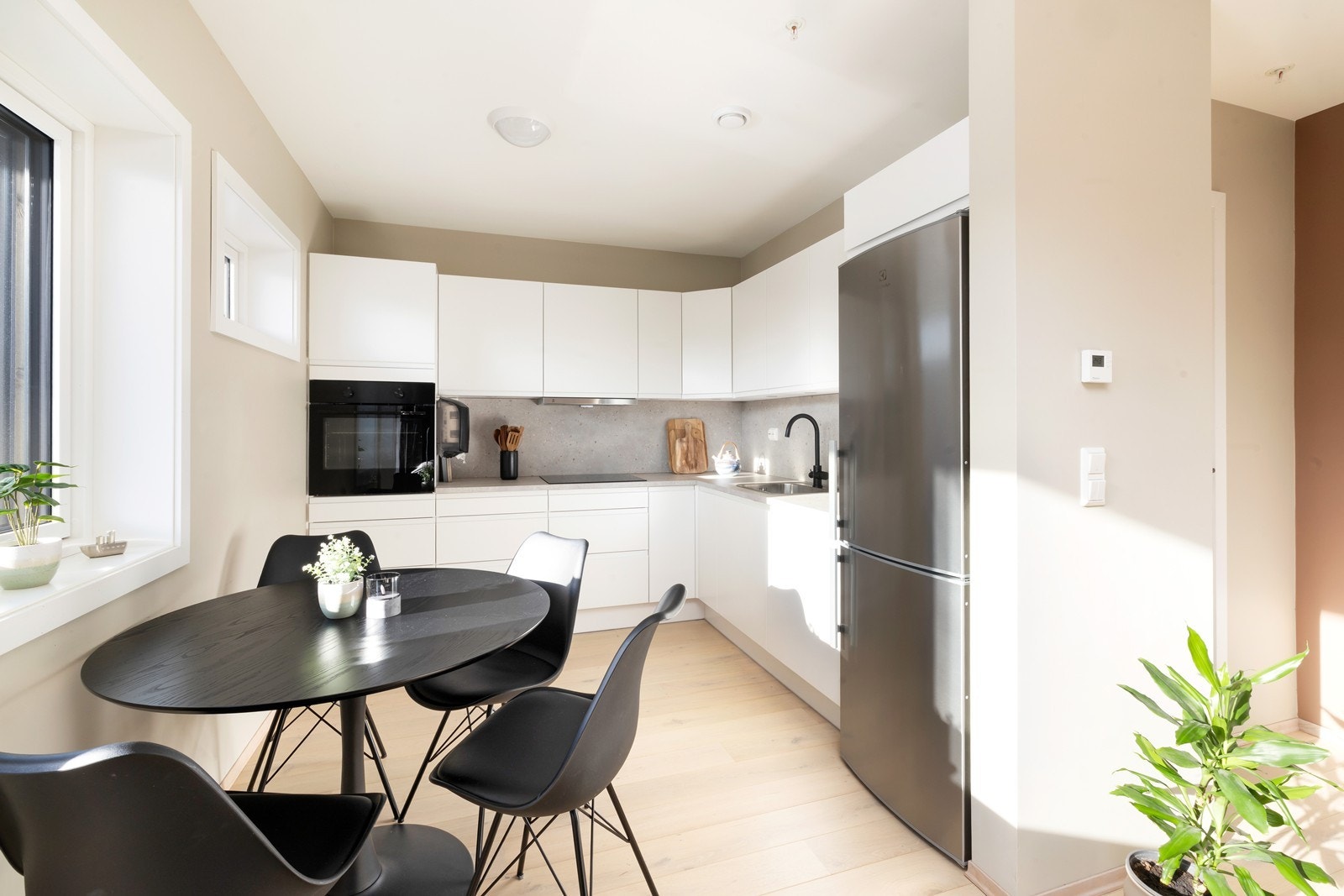 Her er det også plass for en trivelig spisegruppe i forbindelse med kjøkkenet. Galleribilde