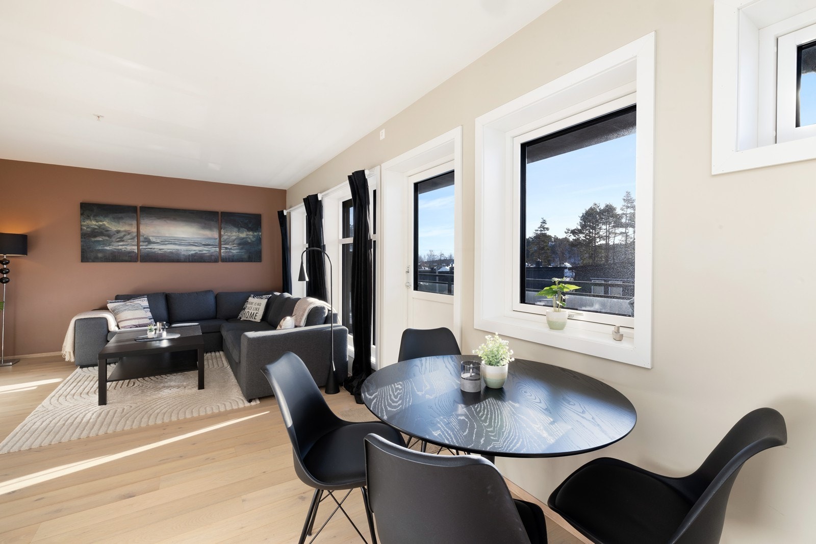 Innrednings muligheter både for spisestue og sofa med tilhørende møbler. Galleribilde