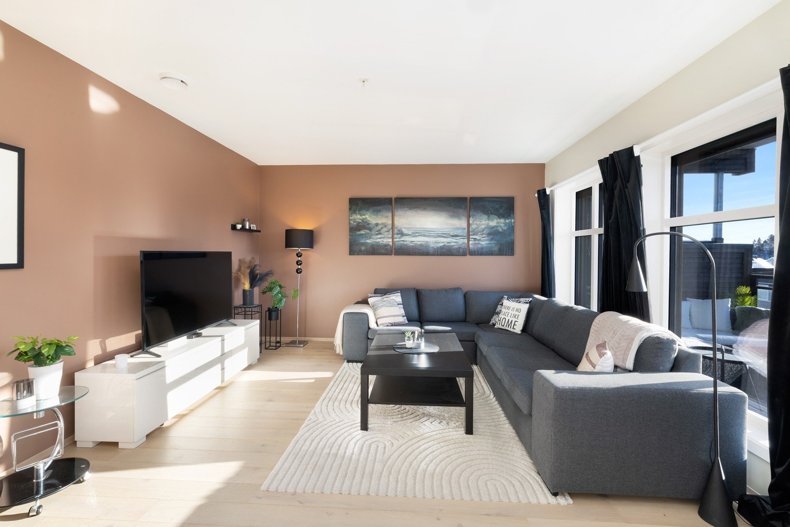 Boligen byr på lyse og luftige rom med store vindusflater som gir rikelig med naturlig lysinnslipp. Galleribilde