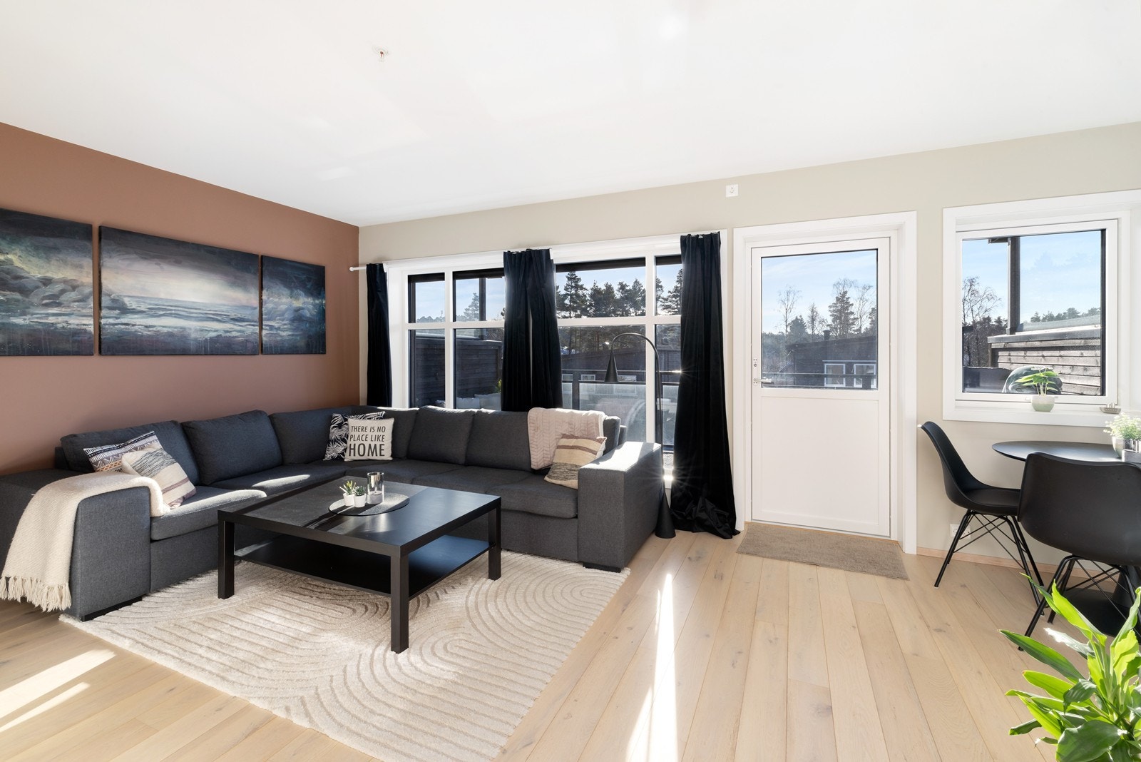 Trivelig hjørne med plass til stor sofa. Galleribilde