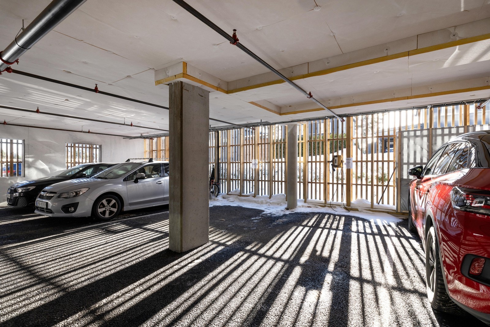 Det medfølger 1 stk p-plass med el-billader i lukket anlegg, samt 1 stk sportsbod. Galleribilde