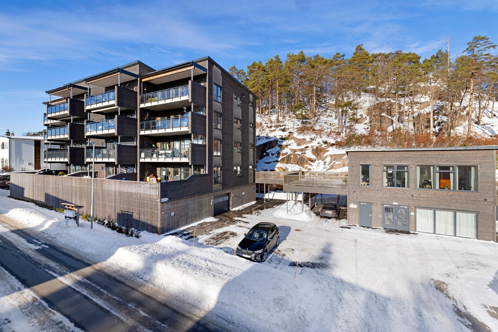 Bygget er fra 2023 og er beliggende i et rolig og veletablert boligområde. Galleribilde