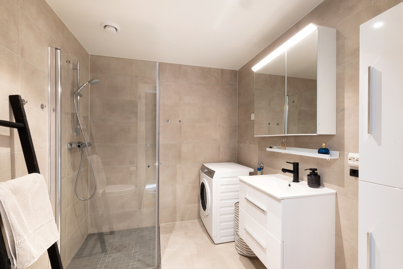 Meget pent baderom av god størrelse. Galleribilde