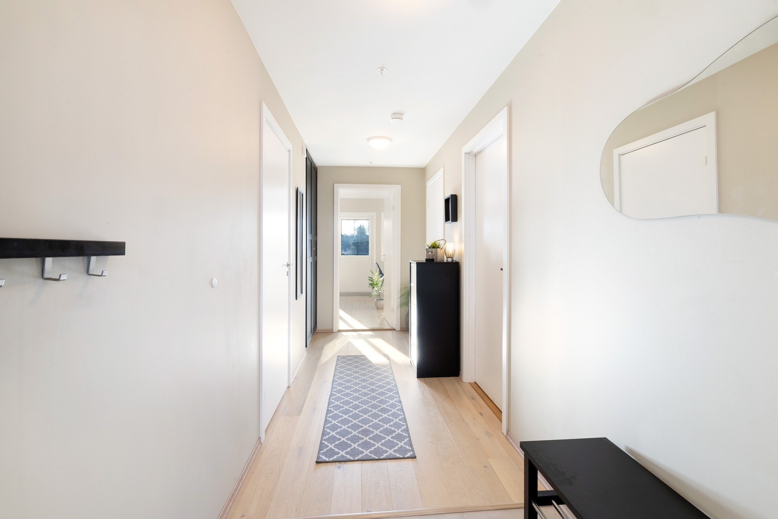 Leiligheten er moderne og stilrent innredet med gode farge- og materialvalg. Galleribilde