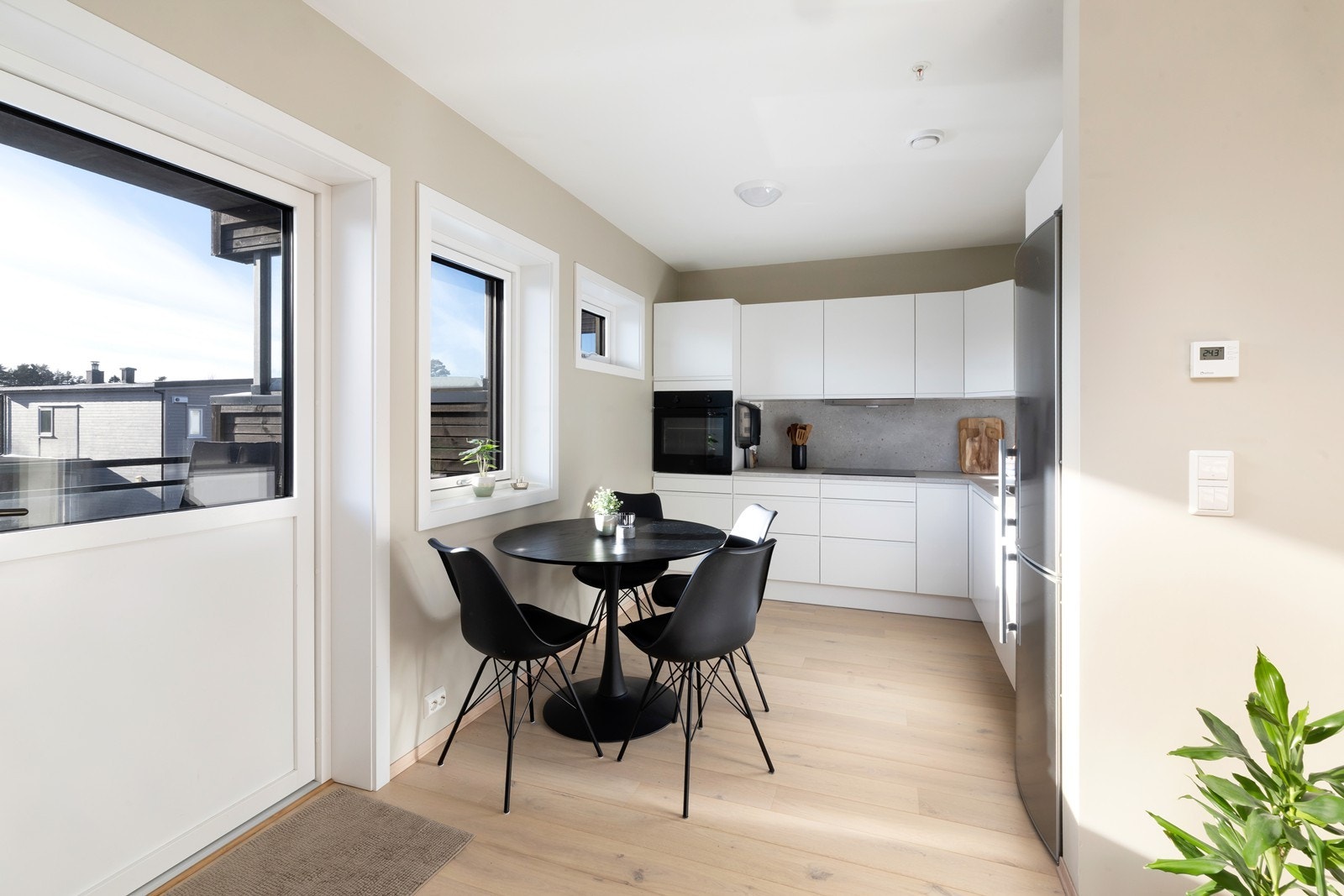 Fra kjøkkenet er det adkomst til solrik balkong. Galleribilde