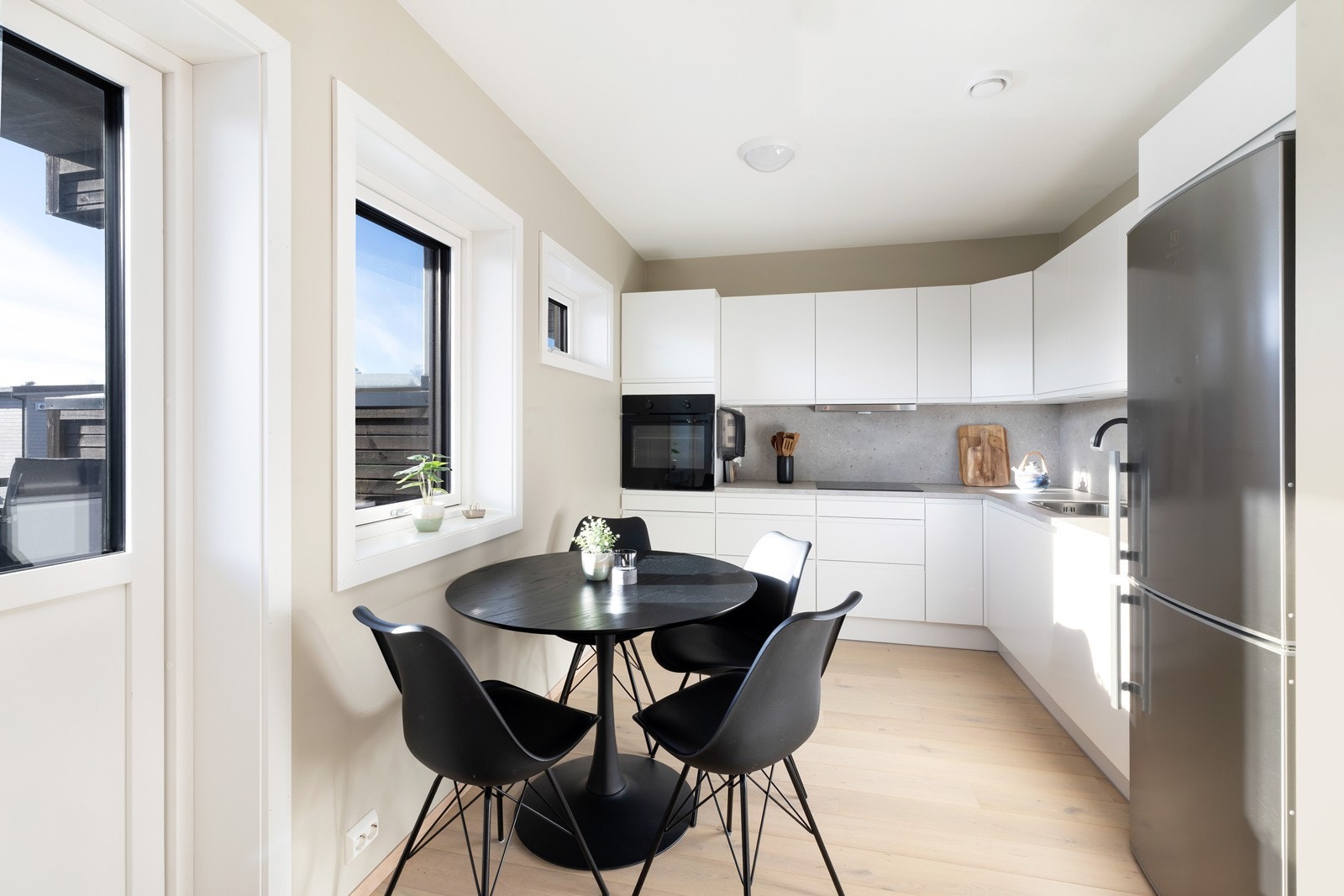 Innholdsrikt kjøkken i åpen løsning mot stue. Galleribilde