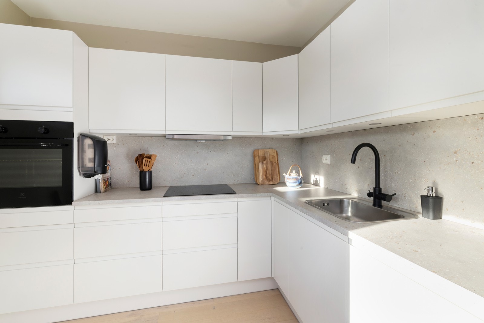 Kjøkkenet innehar tidsmessig innredning og har god plass i over- og underskap. Galleribilde