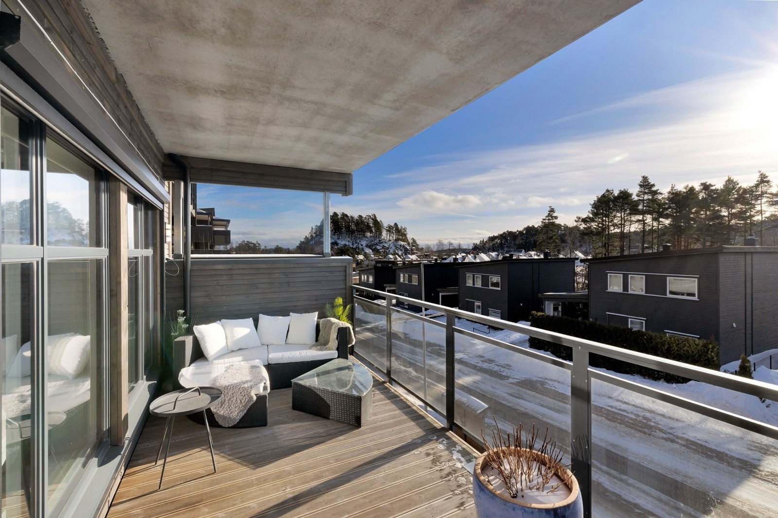 Her er det plass til å skape seg hyggelig uterom som forlengelse av stue og kjøkken. Galleribilde