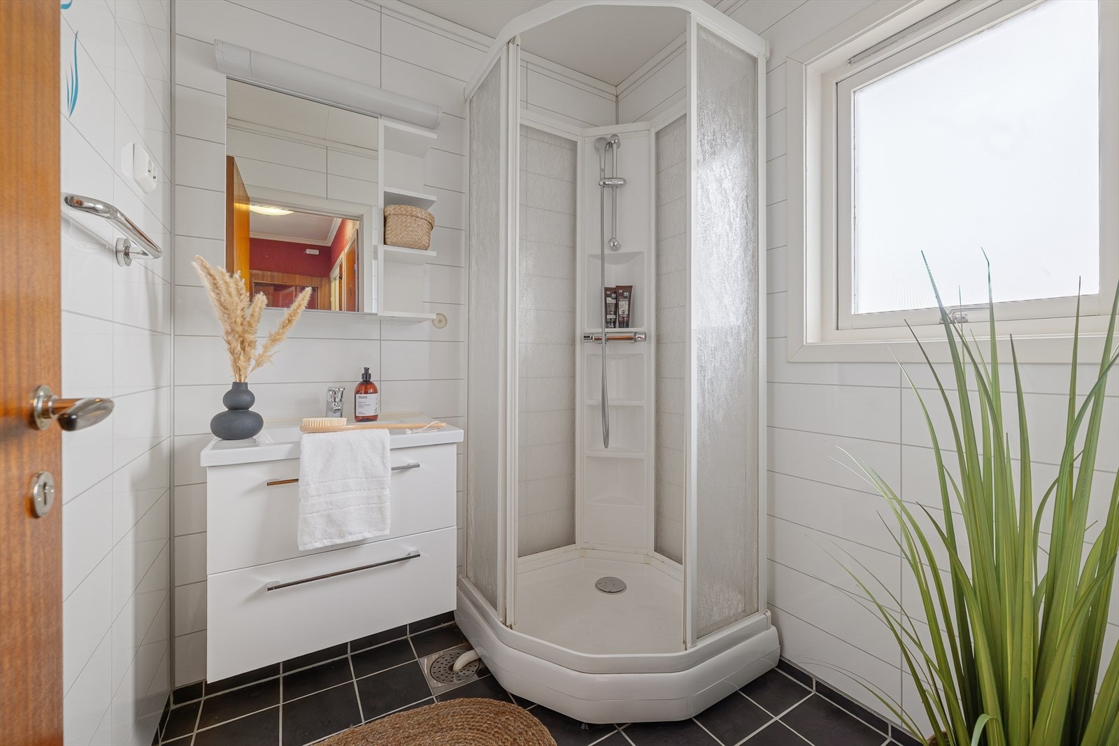 Bad med fliser og varmekabler. Pusset opp i 2015 Galleribilde