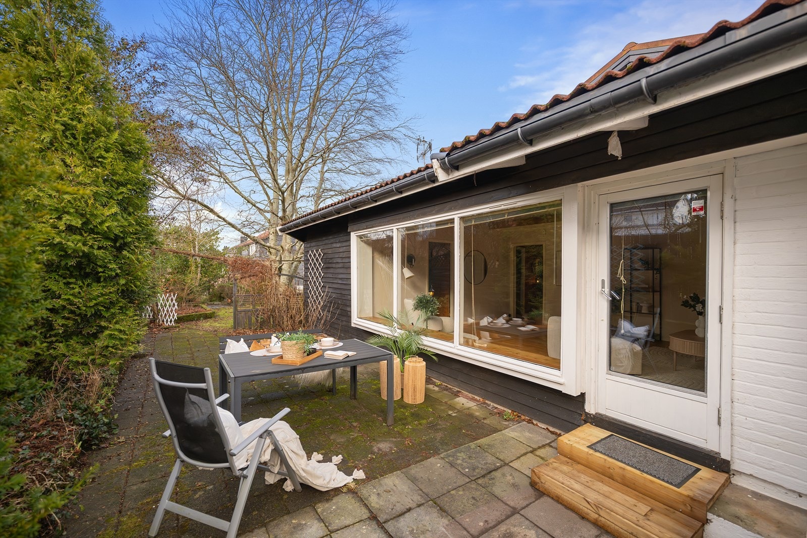 Utgang fra stuen direkte til stor, solrik terrasse og hage Galleribilde