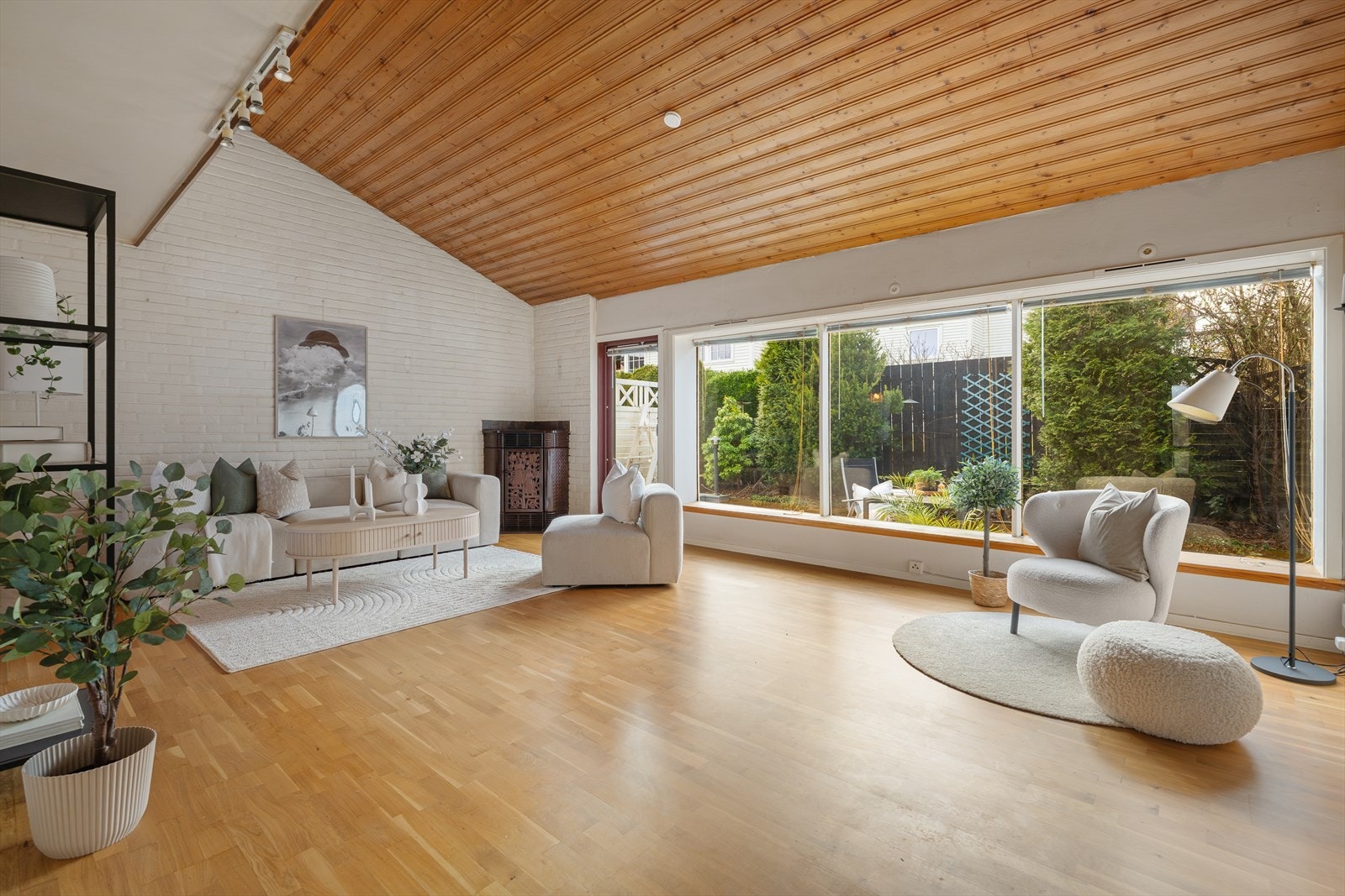 Stor, åpen og meget luftig stue med god takhøyde og stor vindusfasade. Galleribilde